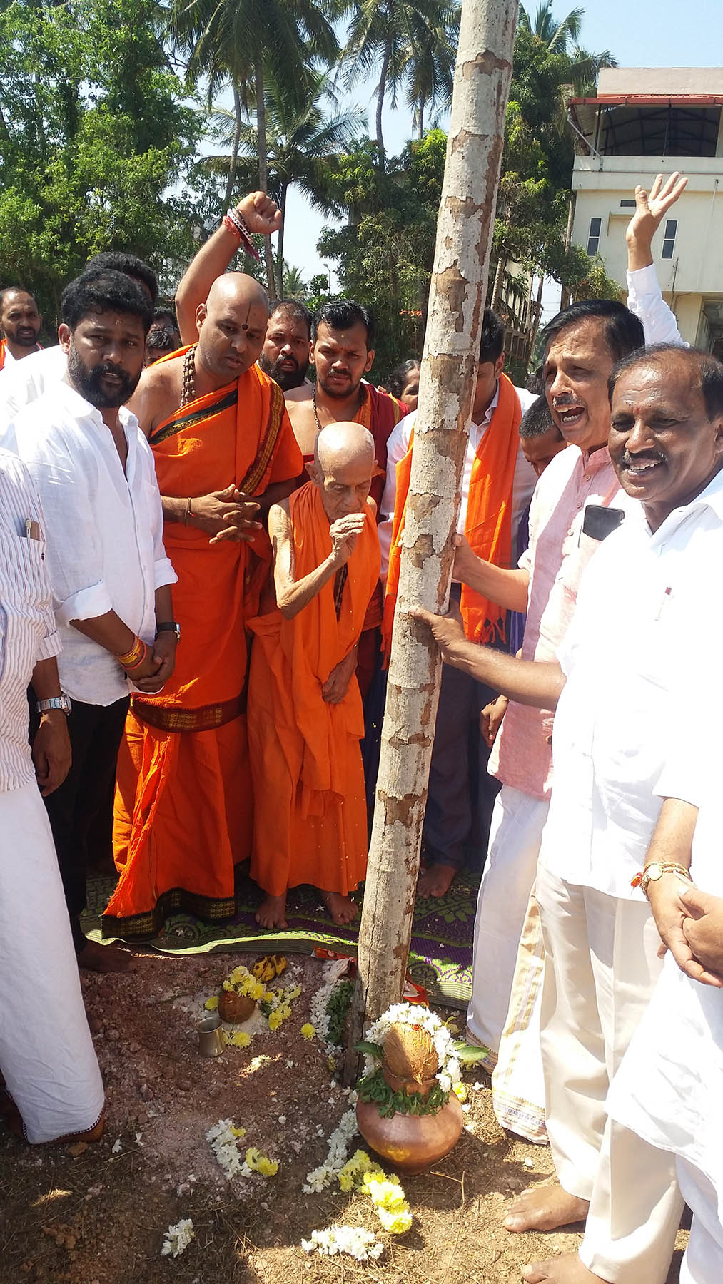 ​ಪರ್ಯಾಯ ಸಂಪ್ರದಾಯ ಮುರಿದ ಪೇಜಾವರ ಶ್ರೀ ?